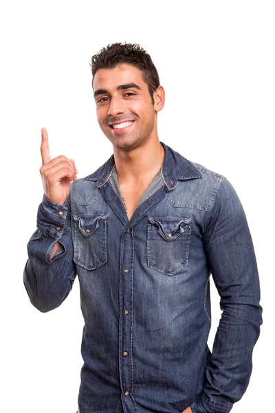 Portret van een glimlachende jonge man die omhoog wijst — Stockfoto