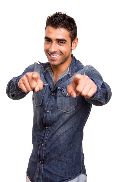 Porträtt av en leende ung man pekar front — Stockfoto