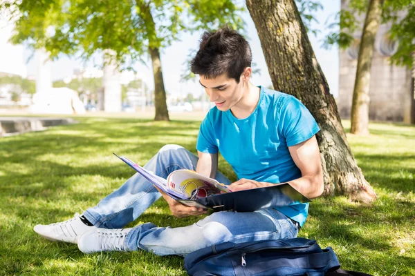 Jonge student studeren aan de schooltuin — Stockfoto
