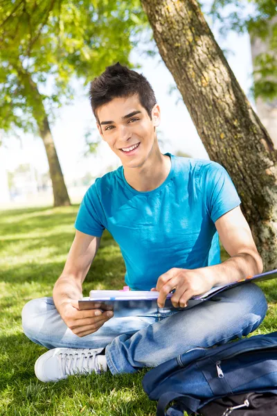 Ung student som studerar på skolans trädgård — Stockfoto