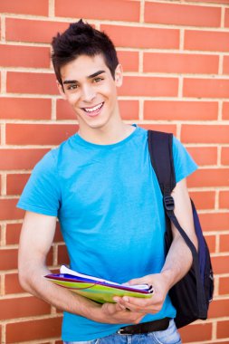 güzel genç öğrenci kampus içinde