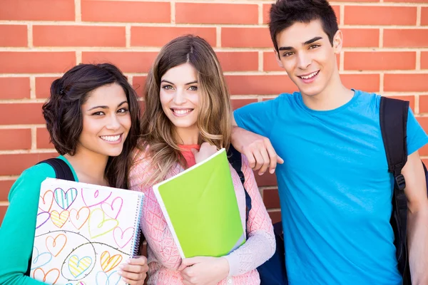 Jonge groep studenten op de campus — Stockfoto