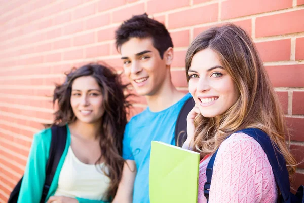 Jonge groep studenten op de campus — Stockfoto