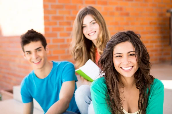 Unga studentgrupper på campus — Stockfoto