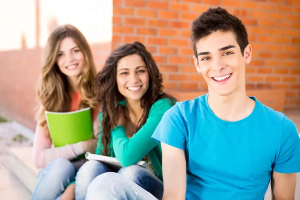 Jonge groep studenten op de campus — Stockfoto