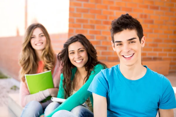 Jonge groep studenten op de campus — Stockfoto