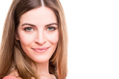 Gülümseyen genç bir kadının portresi