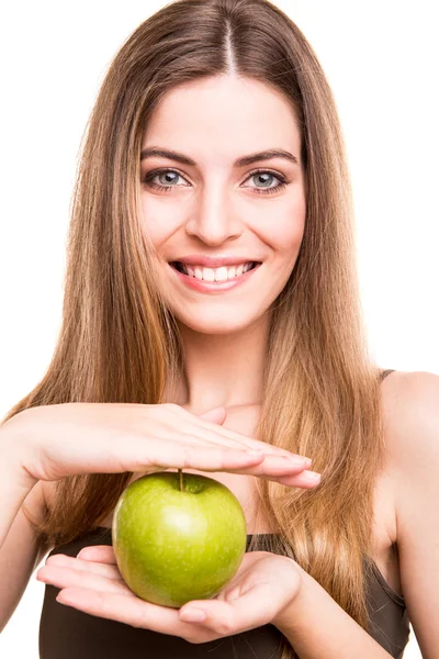 Retrato de uma jovem mulher comendo maçã verde — Fotografia de Stock