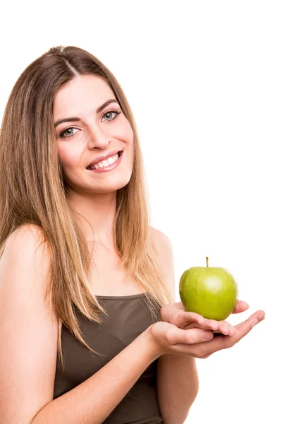 Porträtt av en ung kvinna som äter grönt äpple — Stockfoto