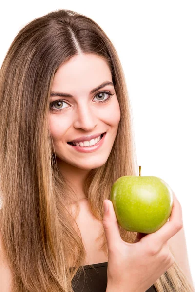 Портрет молодої жінки, що їсть зелене яблуко — стокове фото