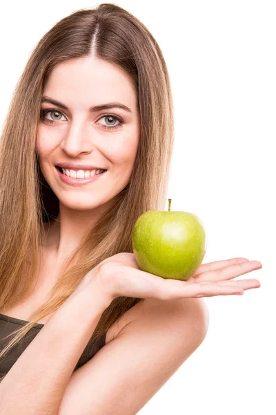 Портрет молодої жінки, що їсть зелене яблуко — стокове фото
