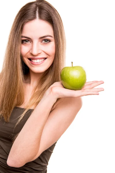 Ritratto di una giovane donna che mangia mela verde — Foto Stock