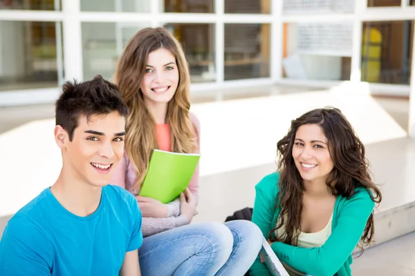 Giovane gruppo di studenti nel campus — Foto Stock