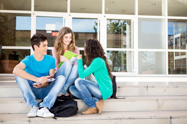 Unga studentgrupper på campus — Stockfoto