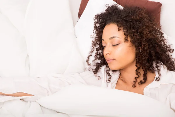 Mujer africana durmiendo —  Fotos de Stock