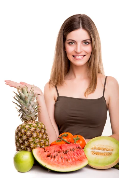 Vrouw met groenten en fruit — Stockfoto