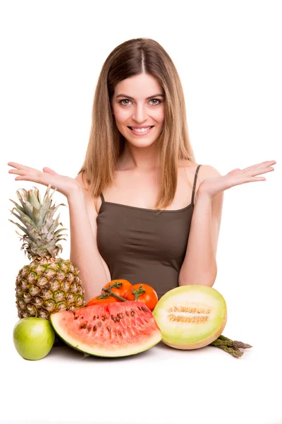 Femme aux légumes et fruits — Photo