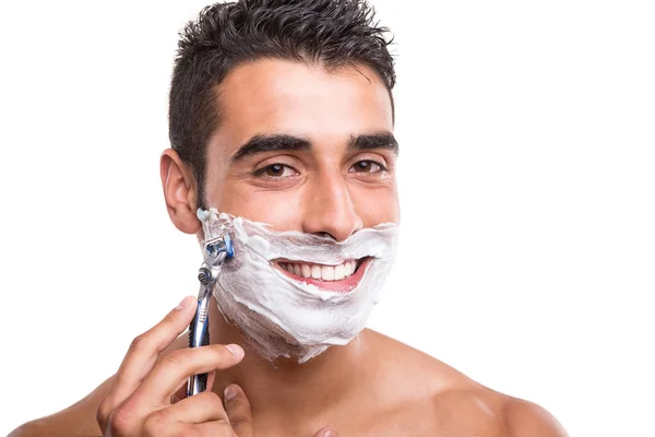 Muž si holí obličej — Stock fotografie