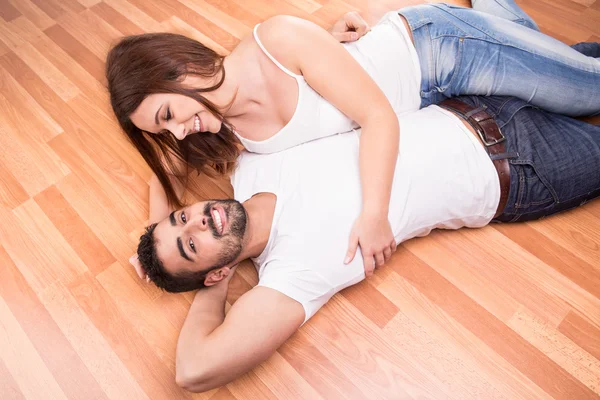 Paar entspannt auf dem Fußboden — Stockfoto
