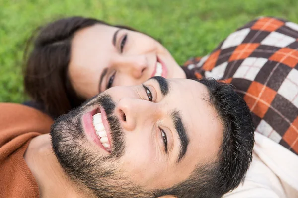 Couple lying in grass — Stock Photo, Image