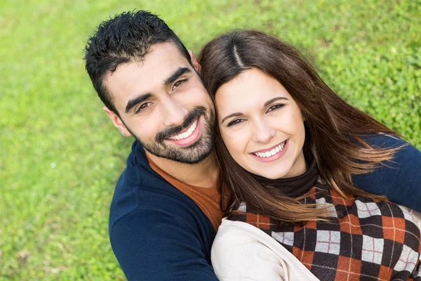 Casal deitado na grama — Fotografia de Stock