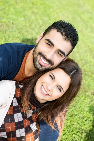 Couple lying in grass — Stock Photo, Image