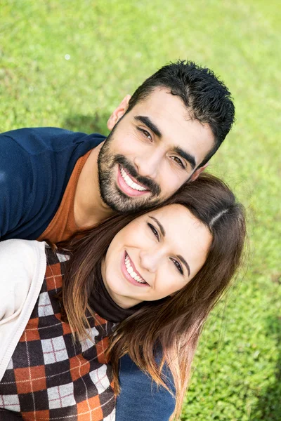 Casal deitado na grama — Fotografia de Stock