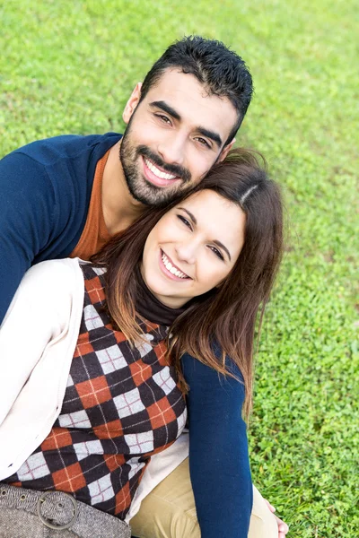 Casal deitado na grama — Fotografia de Stock