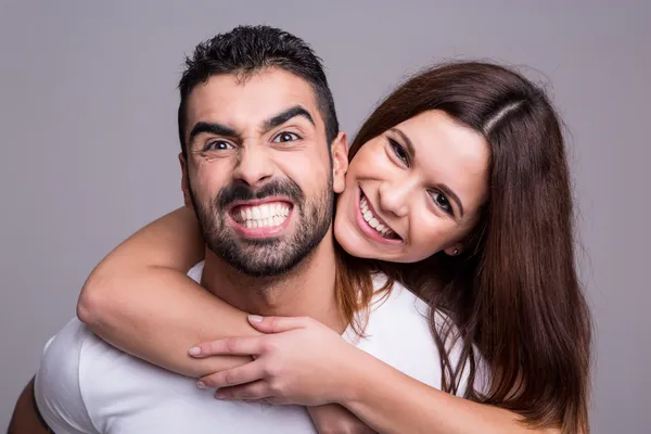 Retrato de una pareja divertida — Foto de Stock