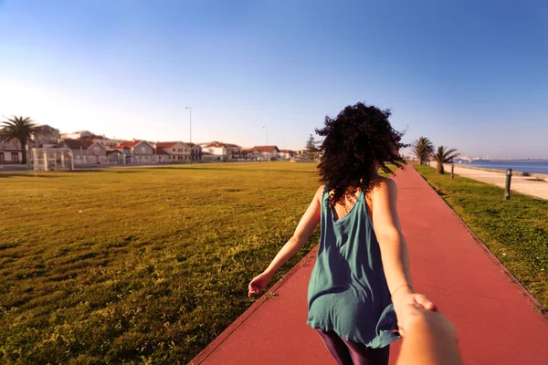 Femme marchant dans le parc de la ville — Photo