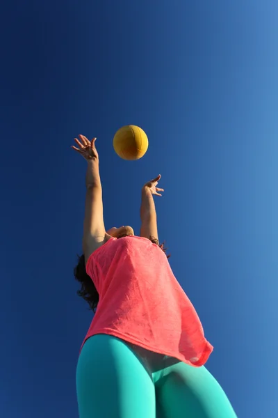 女性はボールで遊ぶ — ストック写真