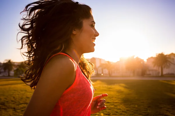 Donna che corre nel parco della città — Foto Stock