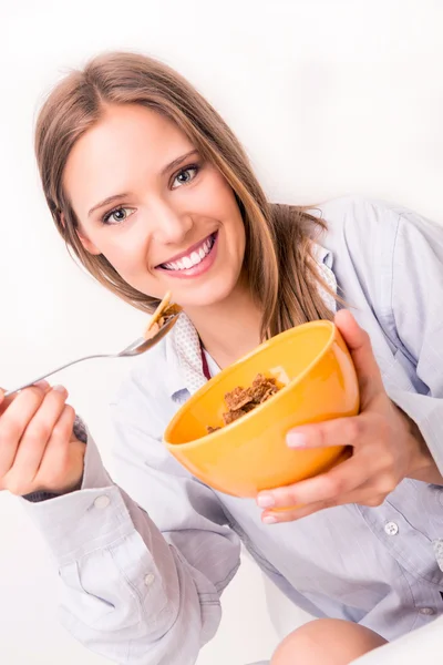 Fiatal nő étkezési gabona — Stock Fotó