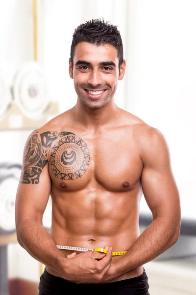 Fitness homem corpo de medição — Fotografia de Stock