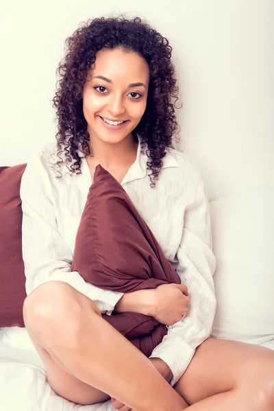 Afro mulher relaxante na cama — Fotografia de Stock