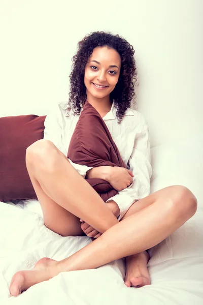 Afro mulher relaxante na cama — Fotografia de Stock