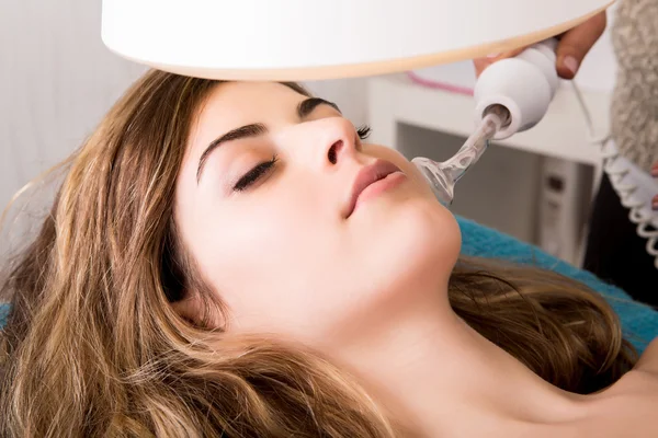 Mujer haciendo procedimientos cosméticos — Foto de Stock