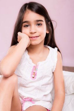 Küçük kız beyaz yatağında uyandım