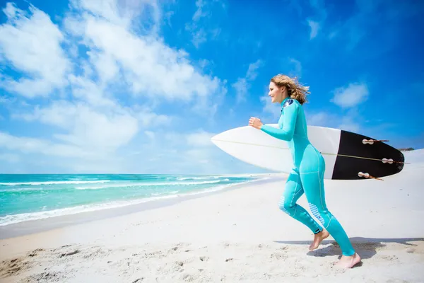 Surfista menina na praia — Fotografia de Stock