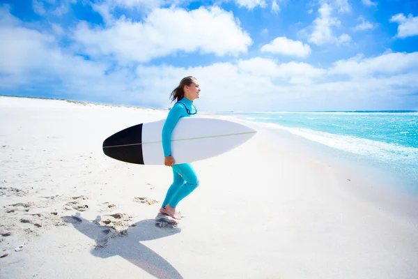 Surfermädchen am Strand — Stockfoto