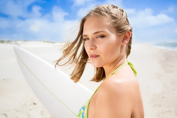 Fille courir à la plage avec sa planche de surf — Photo