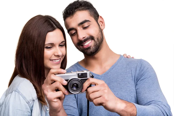 Casal tirando foto câmera retro — Fotografia de Stock