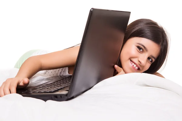 Κορίτσι με το laptop στο κρεβάτι — Φωτογραφία Αρχείου