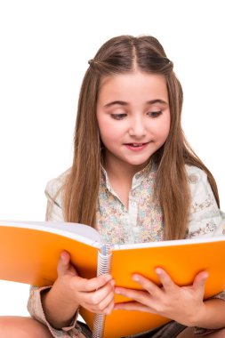 bir eskiz defteri tutan kız