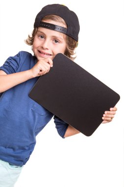 bir chalkboarb tutan çocuk