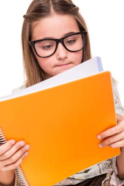 Chica sosteniendo un cuaderno de bocetos —  Fotos de Stock