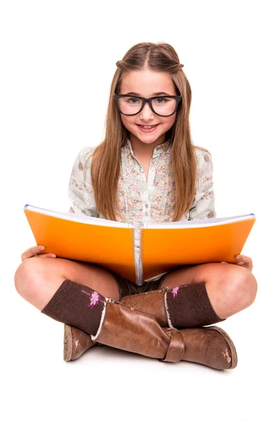 Chica sosteniendo un cuaderno de bocetos — Foto de Stock