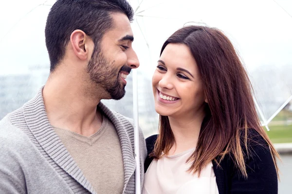 Couple under umbrella — Stock Photo, Image