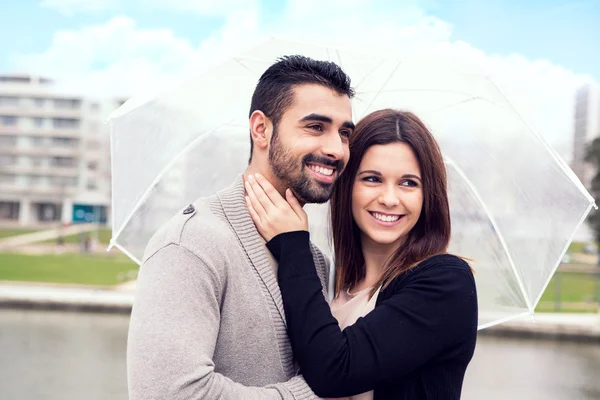 Casal sob guarda-chuva — Fotografia de Stock