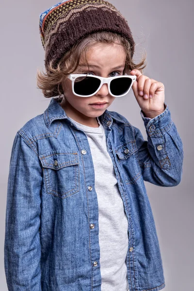 Pojke som bär vita solglasögon — Stockfoto